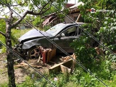 Авария в духе французской комедии: В пригороде Ереван иномарка «пробила» жилой дом