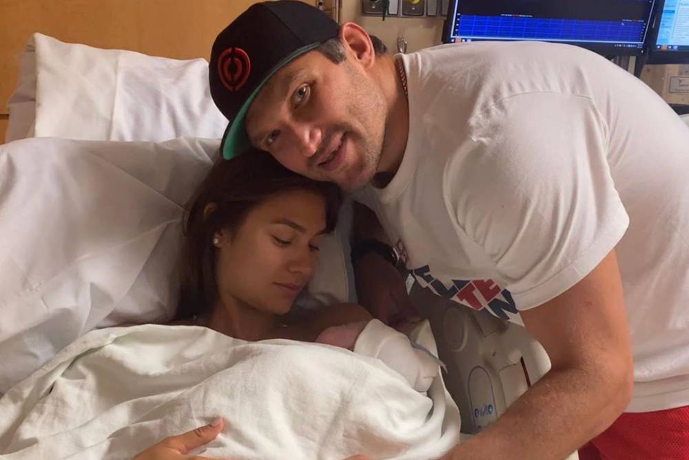 «Первый раз вместе»: Овечкин поделился семейным фото с новорожденным сыном