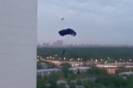 Экстремальный прыжок парашютиста с московской высотки попал на видео