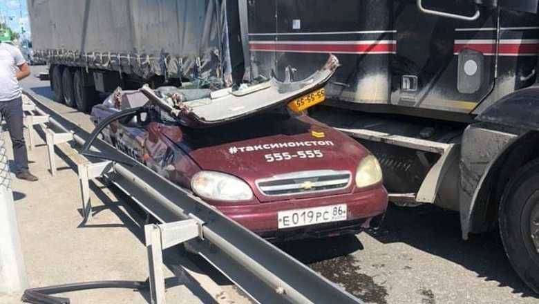 Крупнотоннажный грузовик зажал такси на улице Щербакова в Тюмени