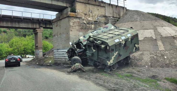 На Харьковщине военный автомобиль попал в аварию: есть пострадавшие