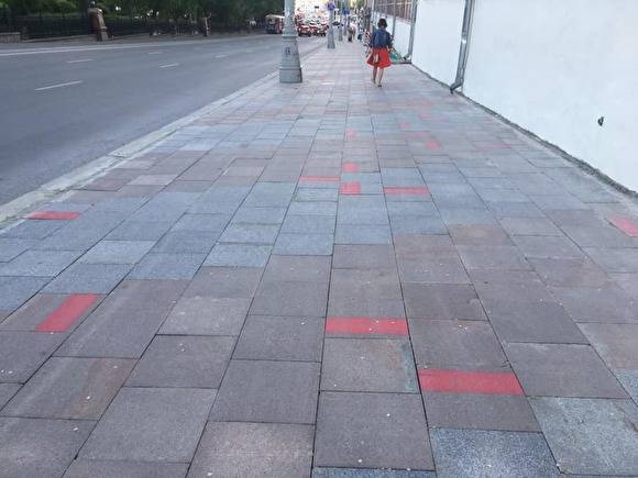 В Екатеринбурге рабочие не смогли собрать «красную линию» при переукладке тротуара