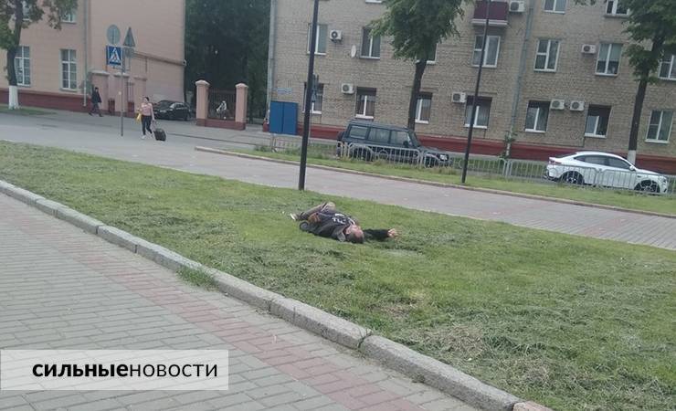 В Гомеле в центре города мужчина упал на землю и не мог двигаться. Что случилось?