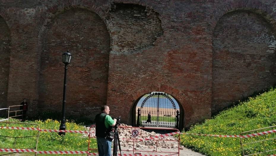 Часть Кремлёвской стены обрушилась в Великом Новгороде