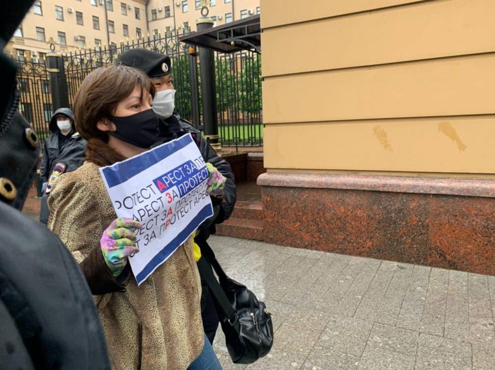 В Москве у здания МВД продолжились задержания пикетчиков, вышедших поддержать арестованного Илью Азара