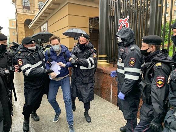 На Петровке, 38 задержаны два депутата и еще не менее восьми активистов