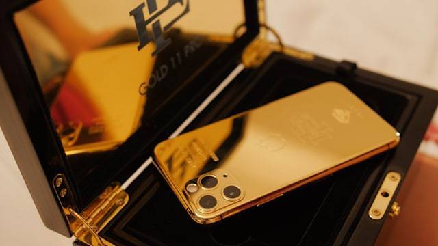 Брат Пабло Эскобара борется с Apple, продавая "позолоченный" iPhone 11 Pro за $499