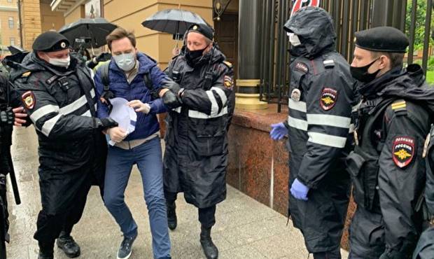 В Москве около здания МВД на Петровке задержали участников акции в поддержку Ильи Азара