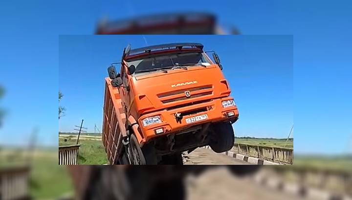 Грузовик с прицепом обрушил мост в Волгоградской области