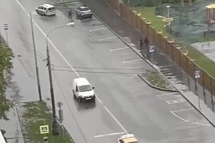 Неизвестный расстрелял автомобиль с пассажирами на окраине Москвы