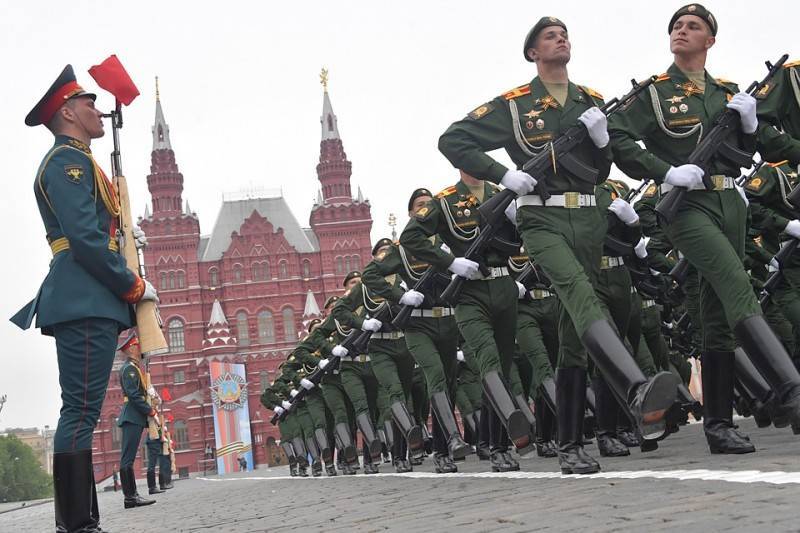 Репетиции в масках, новобранцев не возьмут: каким будет парад Победы в Москве