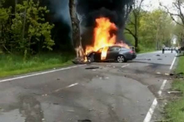 Военный и гражданский погибли в загоревшейся после аварии машине