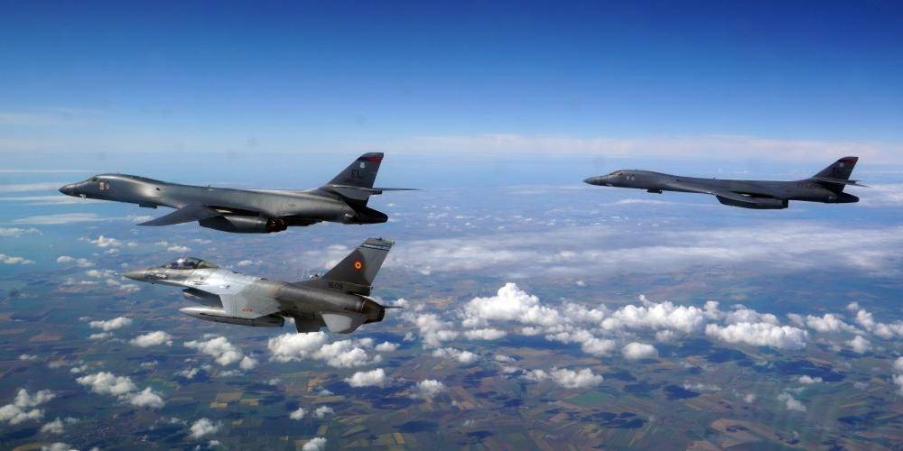 Впервые в истории американские бомбардировщики B-1B пролетели над Киевом