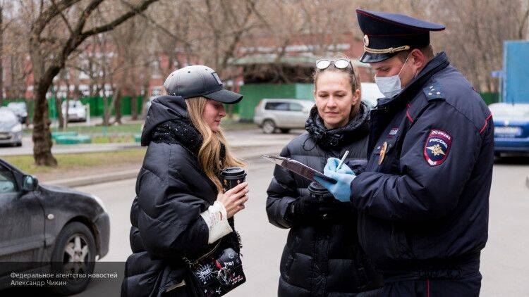 Полиция Москвы задержала нарушителей режима самоизоляции у здания МВД