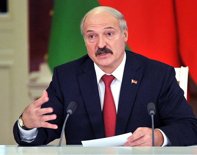 "Поулыбалась, посидела и пошла": Лукашенко скептически высказался о президенте-женщине