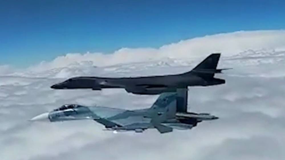 Видео перехвата российскими истребителями бомбардировщиков США появилось в Сети