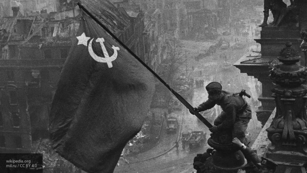 Военный историк: Запад пытается дестабилизировать РФ фейками об "агрессии" СССР