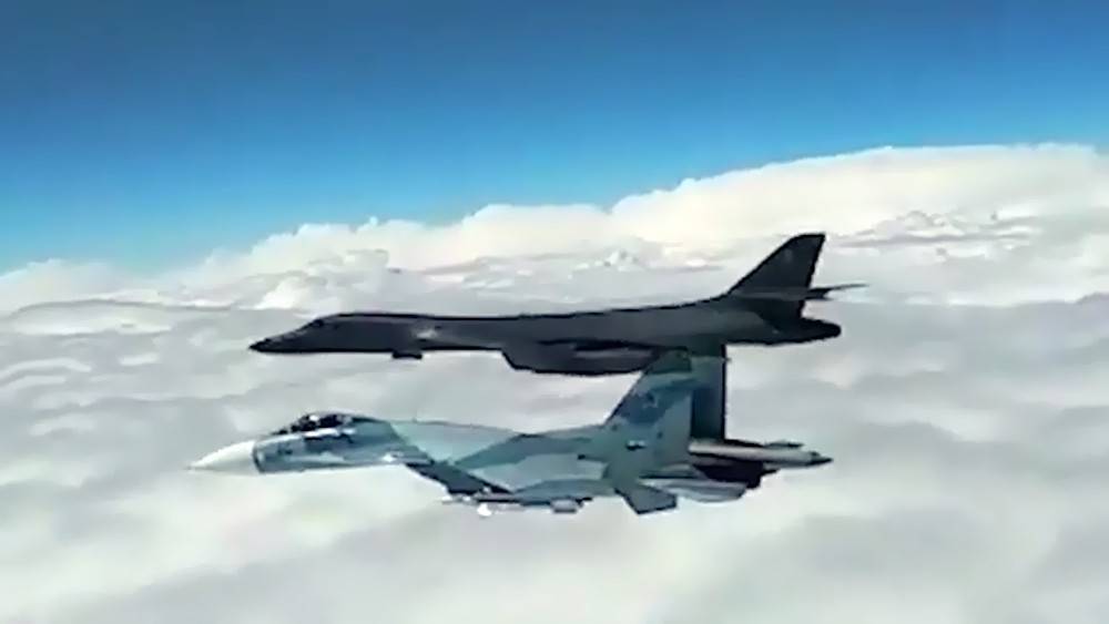 Российские истребители заставили ВВС США уйти от границ (видео)