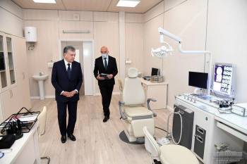 Мирзиёев осмотрел новую больницу для лечения больных с коронавирусом на 2 тысячи человек. Она строится под Ташкентом
