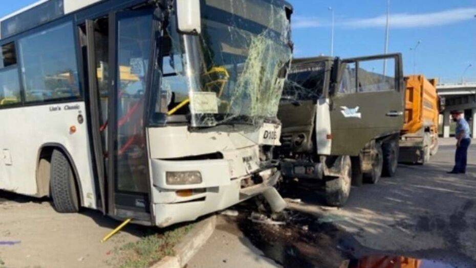 В Нур-Султане "КамАЗ" врезался в пассажирский автобус. 13 человек пострадали