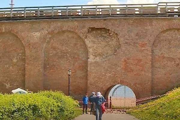 В Великом Новгороде обрушилась часть стены кремля