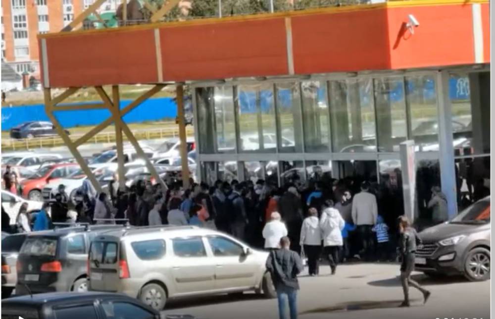 В Дзержинске закрыли гипермаркет из-за толп людей, которые образовались во время распродажи