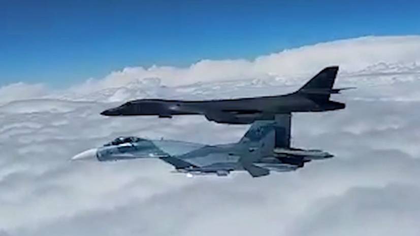 Российские истребители сопроводили бомбардировщики ВВС США — видео
