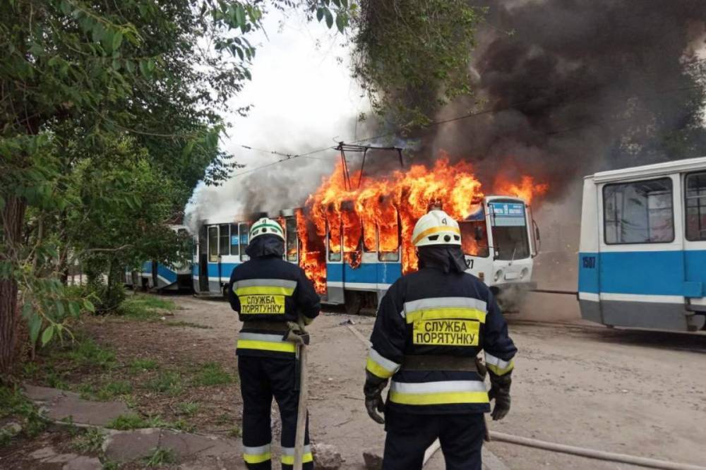 В Днепре во время движения загорелся трамвай с пассажирами. Фото