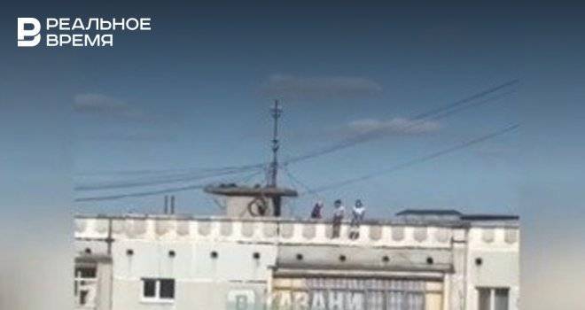 Соцсети: в Казани засняли подростков, сидящих на крыше многоэтажки