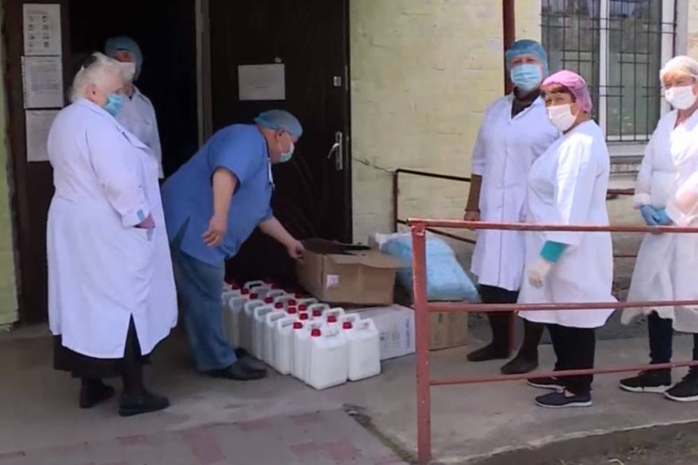 Оксана Марченко и Виктор Медведчук помогли оборудованием Киверцовской центральной больнице, которая борется с коронавирусом