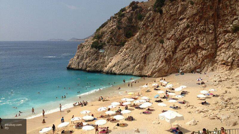 Отдыхающим в Турции запретят курить на пляже и загорать на своих полотенцах