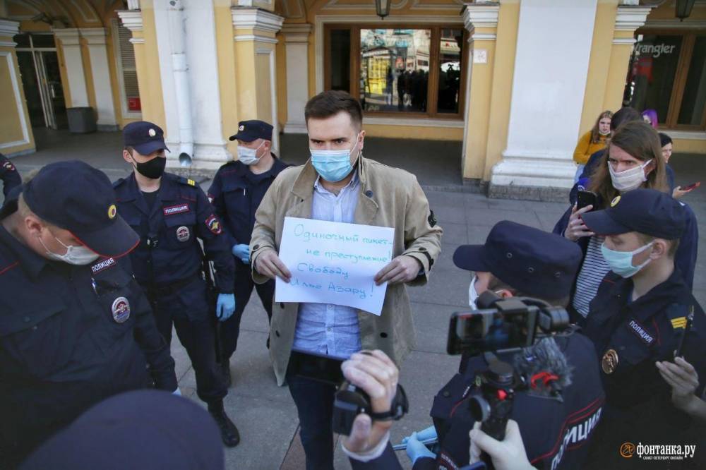 В Петербурге снова задерживают участников акции в поддержку арестованного Ильи Азара