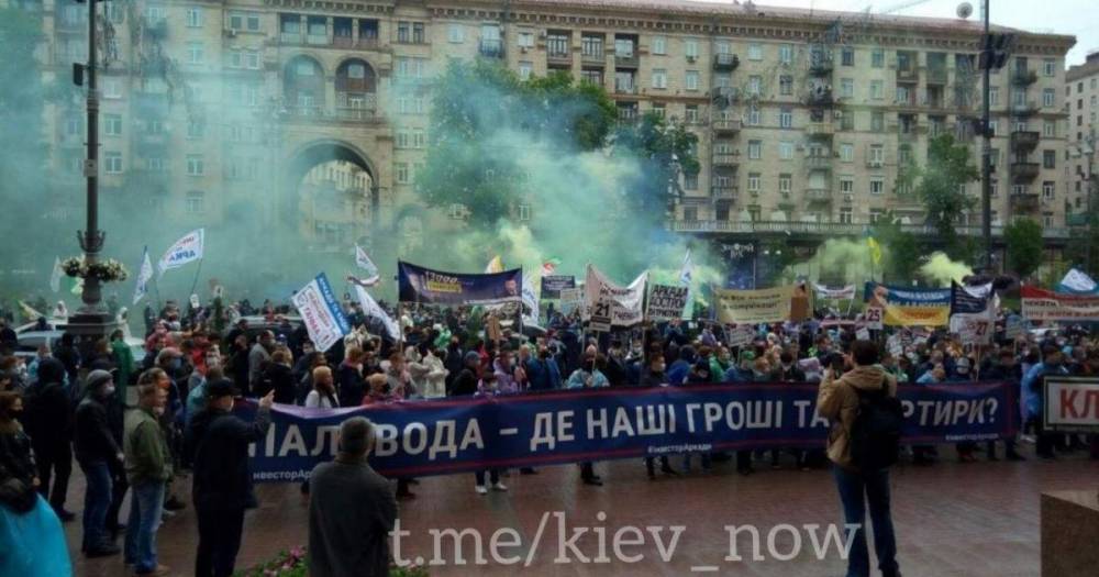 В Киеве обманутые дольщики перекрыли Крещатик перед мэрией города