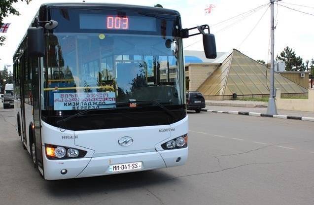 В Марнеули водители автобусов одалживали пассажирам использованные медицинские маски