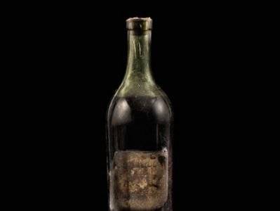 Бутылку коньяка 1762 года продали на аукционе Sotheby's за $144 тысячи