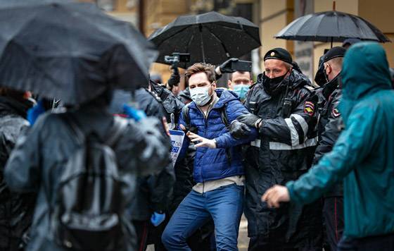 Задержанных в Москве активистов отпустили из полиции
