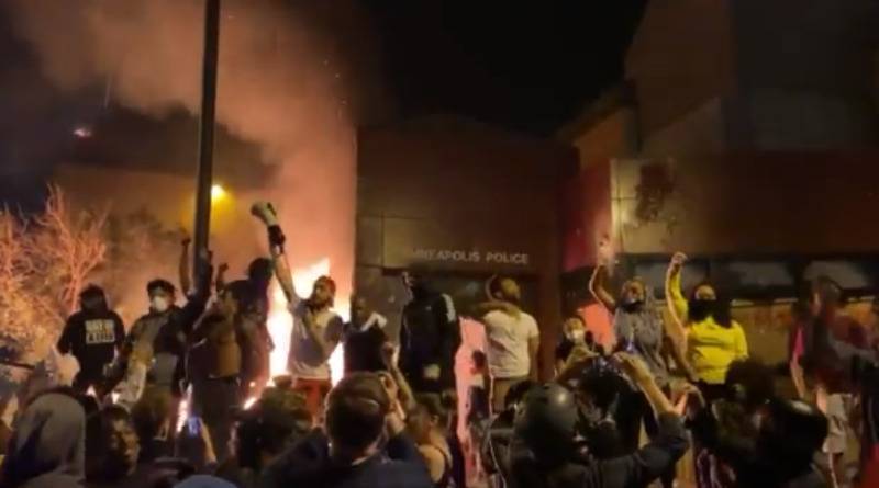 Беспорядки в Миннеаполисе: сожжен полицейский участок, мэр «умоляет» о мире (видео)