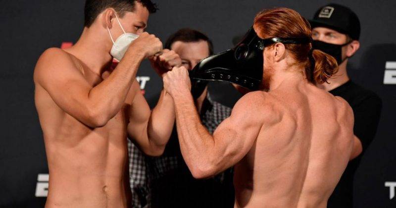Боец UFC явился на дуэль взглядов в маске "чумного доктора"