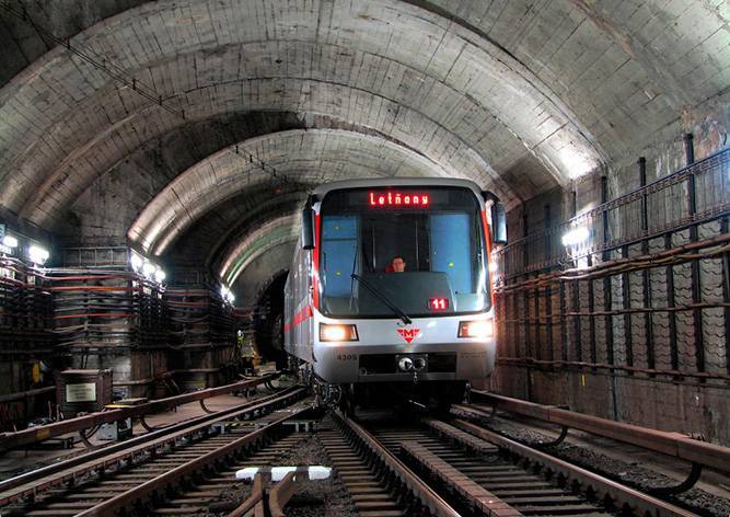 Убежавший в тоннель грабитель нарушил работу пражского метро