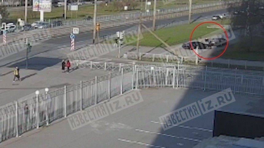 Видео: в Петербурге автолюбитель чуть не сбил пешеходов в погоне за велосипедистом