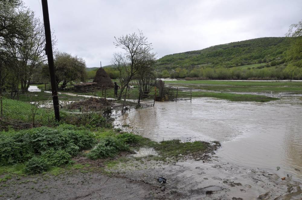Вышедшие из берегов реки повредили дороги на западе Грузии