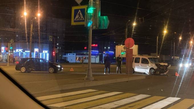 Два автомобиля столкнулись на перекрестке Богатырского проспекта и Гаккелевской улицы