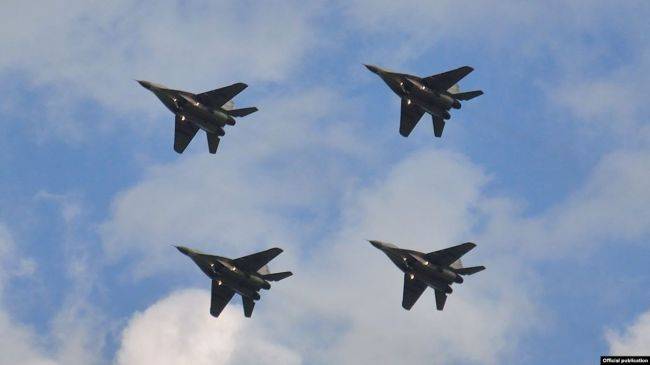 Летчики России и Армении провели репетицию пролета в честь Дня Победы