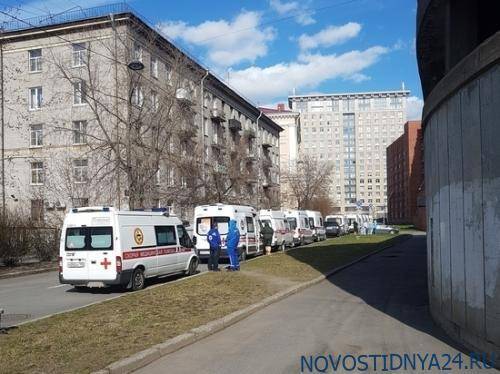Комздрав Петербурга объяснил очереди из «скорых» у больниц