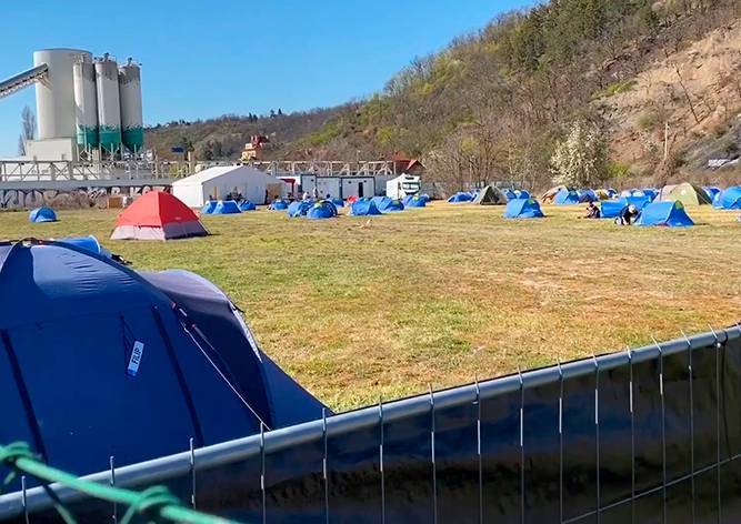 Прага разбила палаточный лагерь для бездомных с коронавирусом
