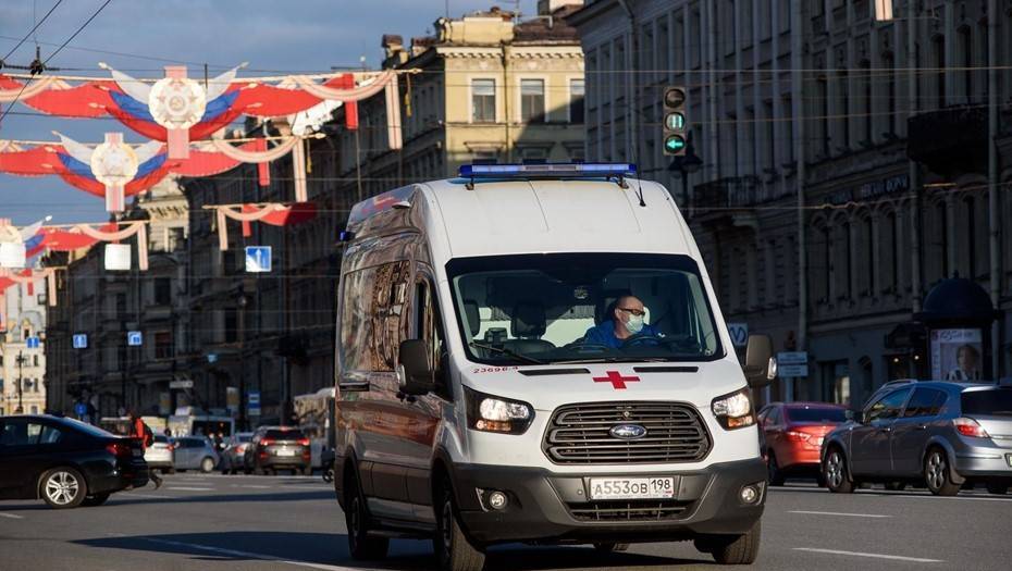 В центре Петербурга мужчина напал на бригаду скорой помощи
