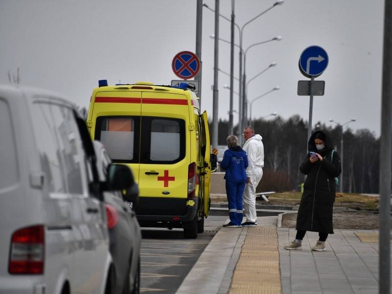 Пьяный мужчина в Петербурге сорвал маску со врача скорой помощи
