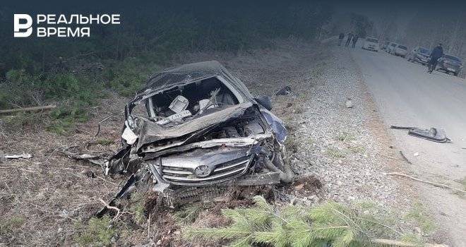 В Башкирии водитель иномарки погиб, столкнувшись с деревом