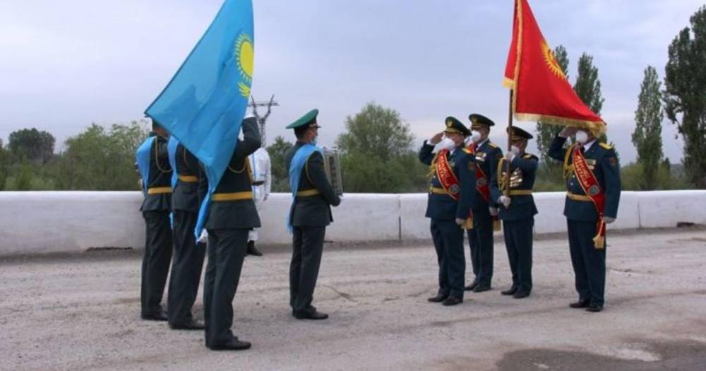 Пограничники Казахстана передали в Киргизию "Эстафету Победы"