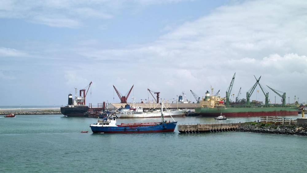Четверо грузинских моряков с атакованного пиратами в Нигерии судна находятся в безопасности